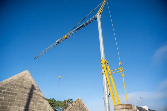 Grue à tour sur un chantier de construction, Morbihan Grue à tour dressée au-dessus d’une construction dans le Morbihan