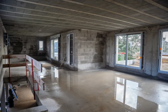 Intérieur d’une maison en construction, gros œuvre, Morbihan Intérieur d’une maison en construction, murs parpaing et plancher béton, Morbihan