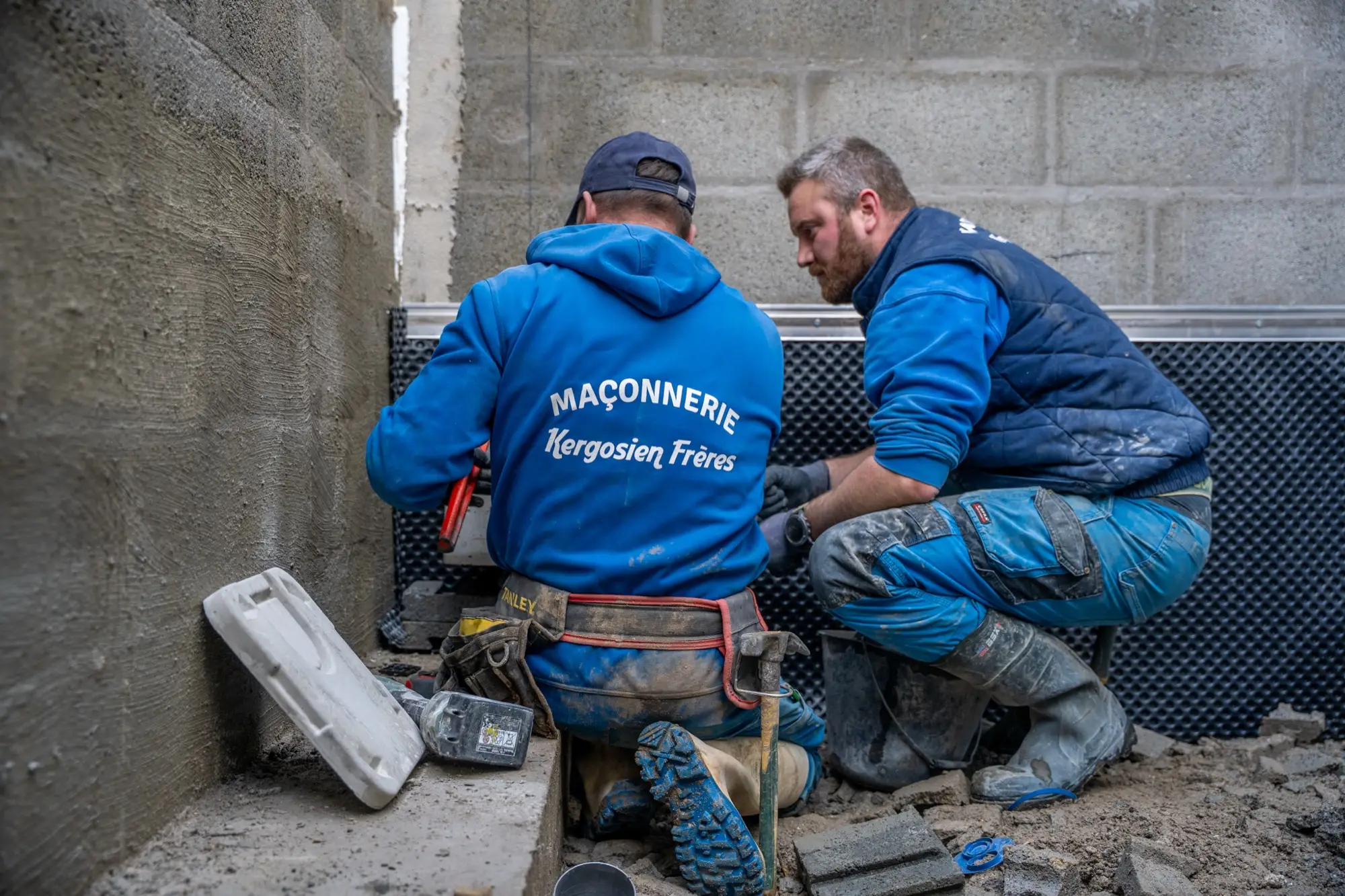 Maçons au travail sur un chantier dans le Morbihan