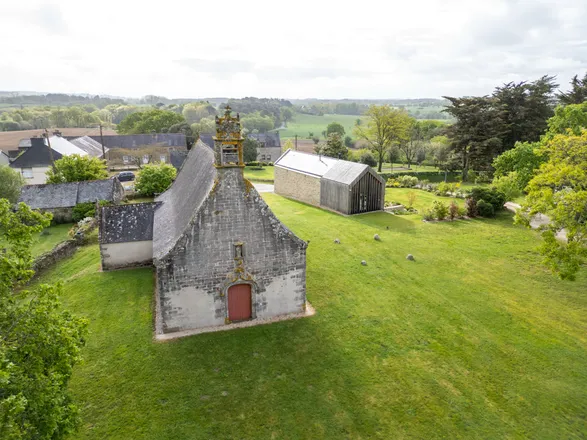 Vue par drone d’une chapelle et d’une extension bois, Morbihan Vue aérienne par drone d’une chapelle en pierre et d’une extension bois dans le Morbihan