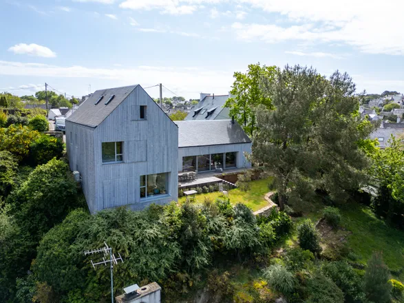 Vue par drone d’une maison contemporaine, Morbihan Vue aérienne par drone d’une maison d’architecture contemporaine dans le Morbihan