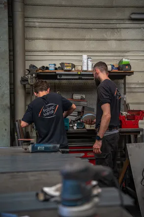 Équipe au travail en atelier à Vannes