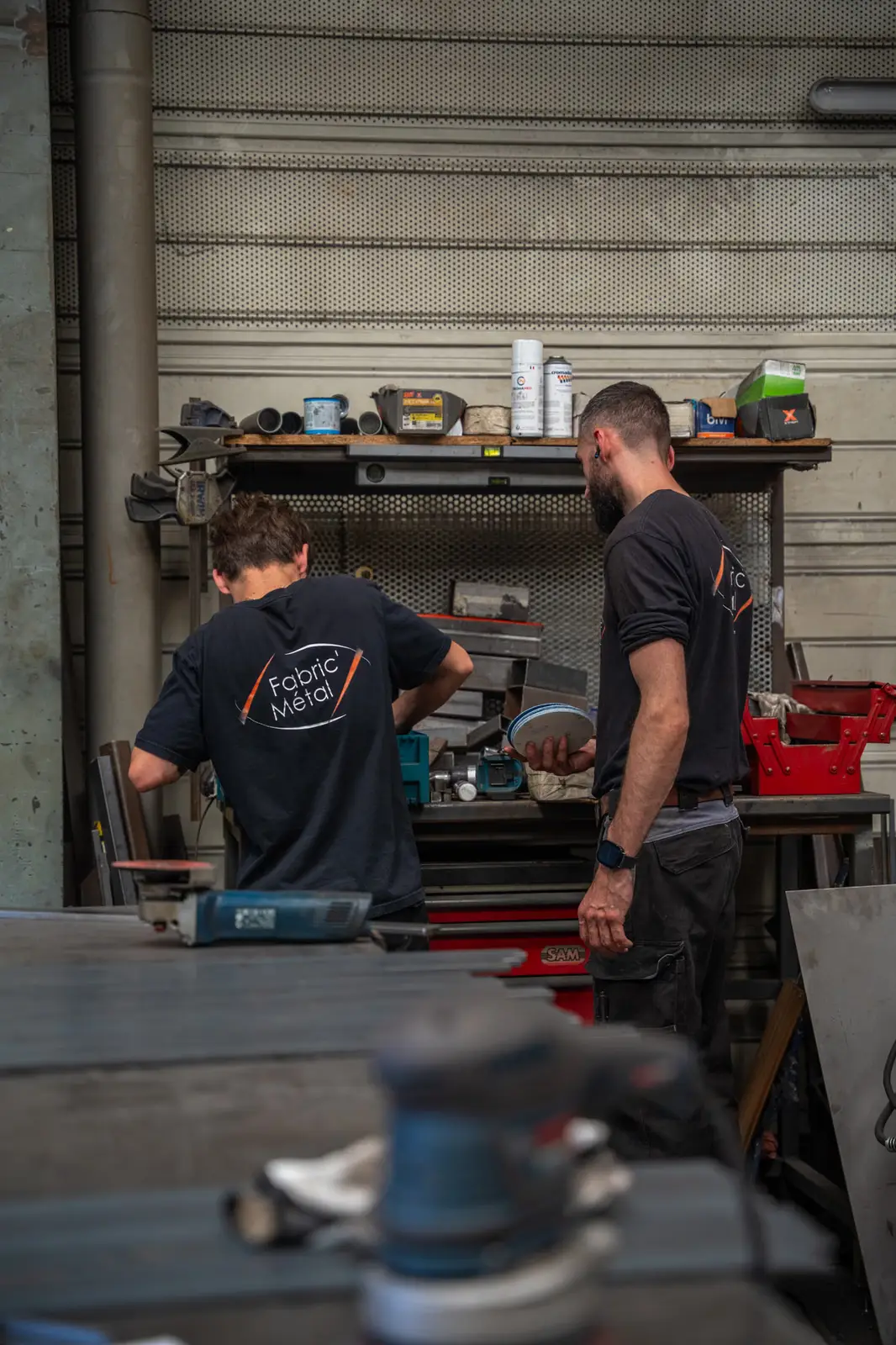 Équipe au travail en atelier, reportage corporate à Vannes
