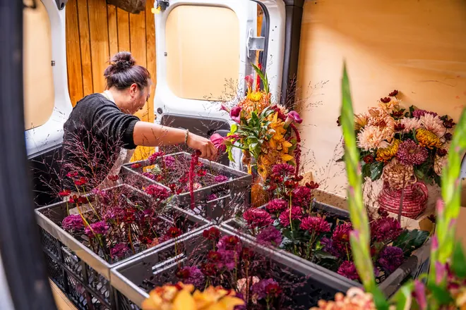 Fleuriste en pleine composition, photo d'entreprise