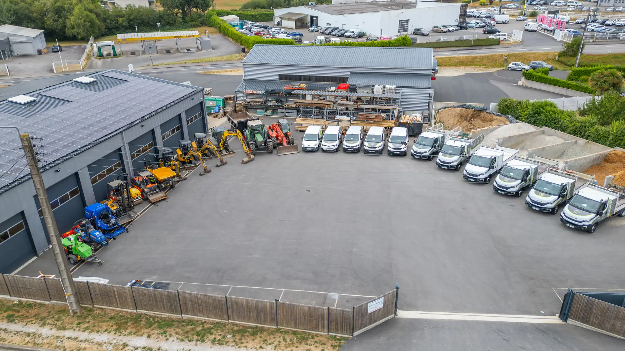 Vue aérienne par drone du dépôt d’une entreprise de travaux paysagers à Loudéac
