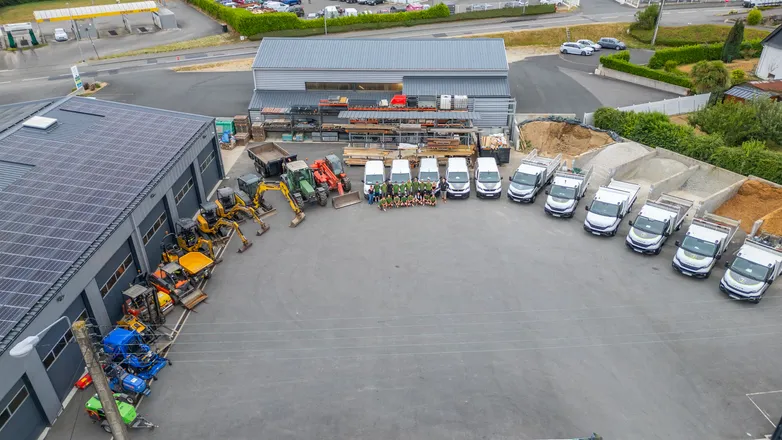 Vue aérienne d’un site d’entreprise et de son équipe, prise de vue par drone en Bretagne