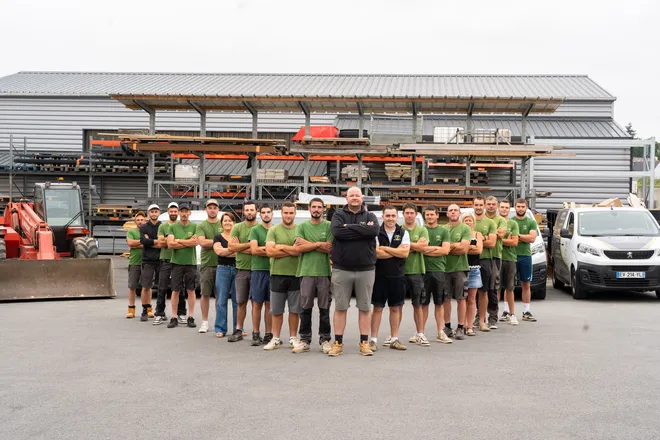 Photo de groupe de l’ensemble des collaborateurs d’une entreprise, devant leurs locaux