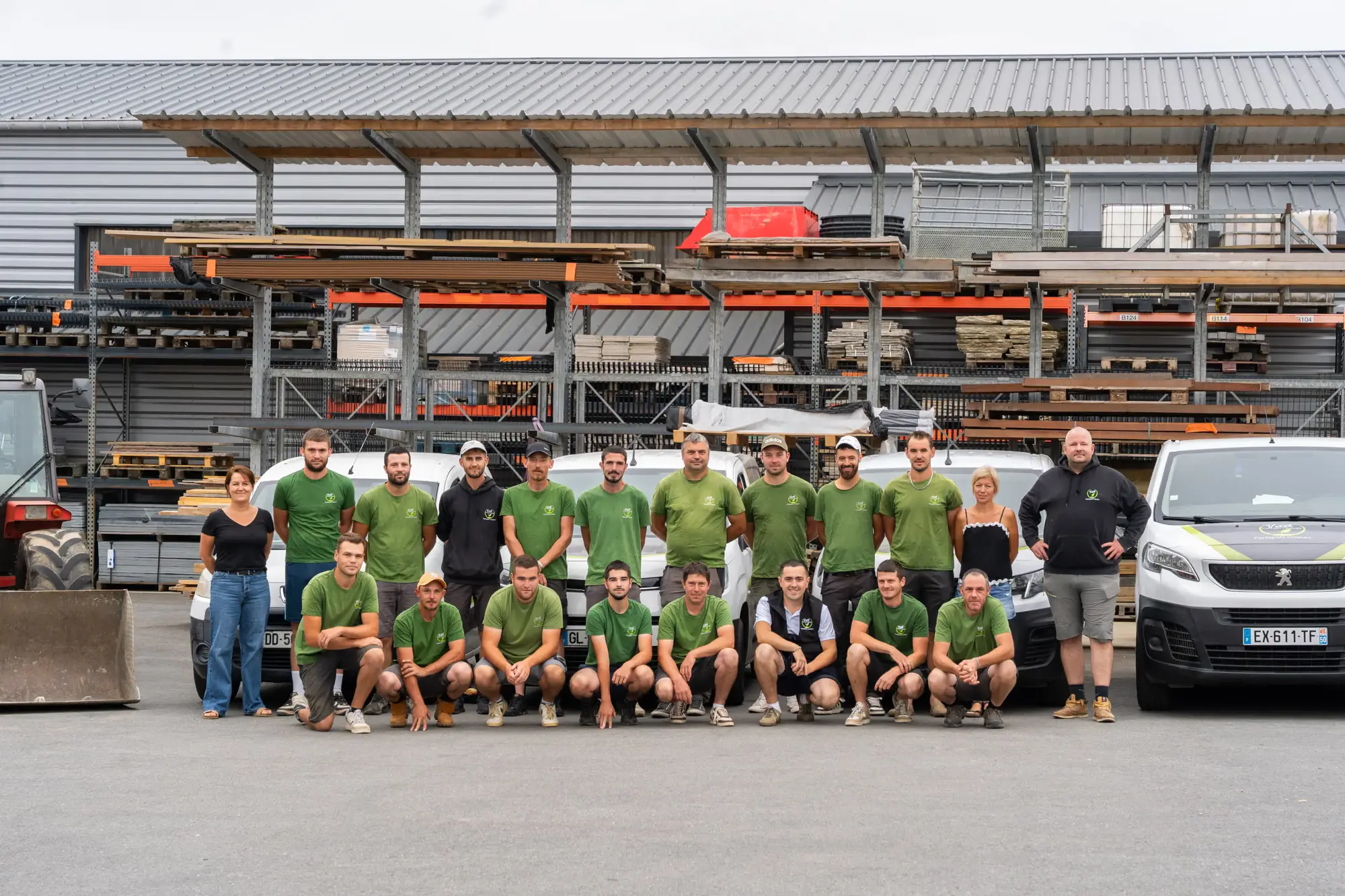Collaborateurs devant les racks de stockage de leur site d’exploitation, en Bretagne