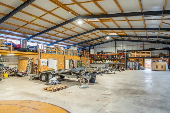 Intérieur d’un hangar d’entreprise, matériel aligné et zone de stockage, Bretagne