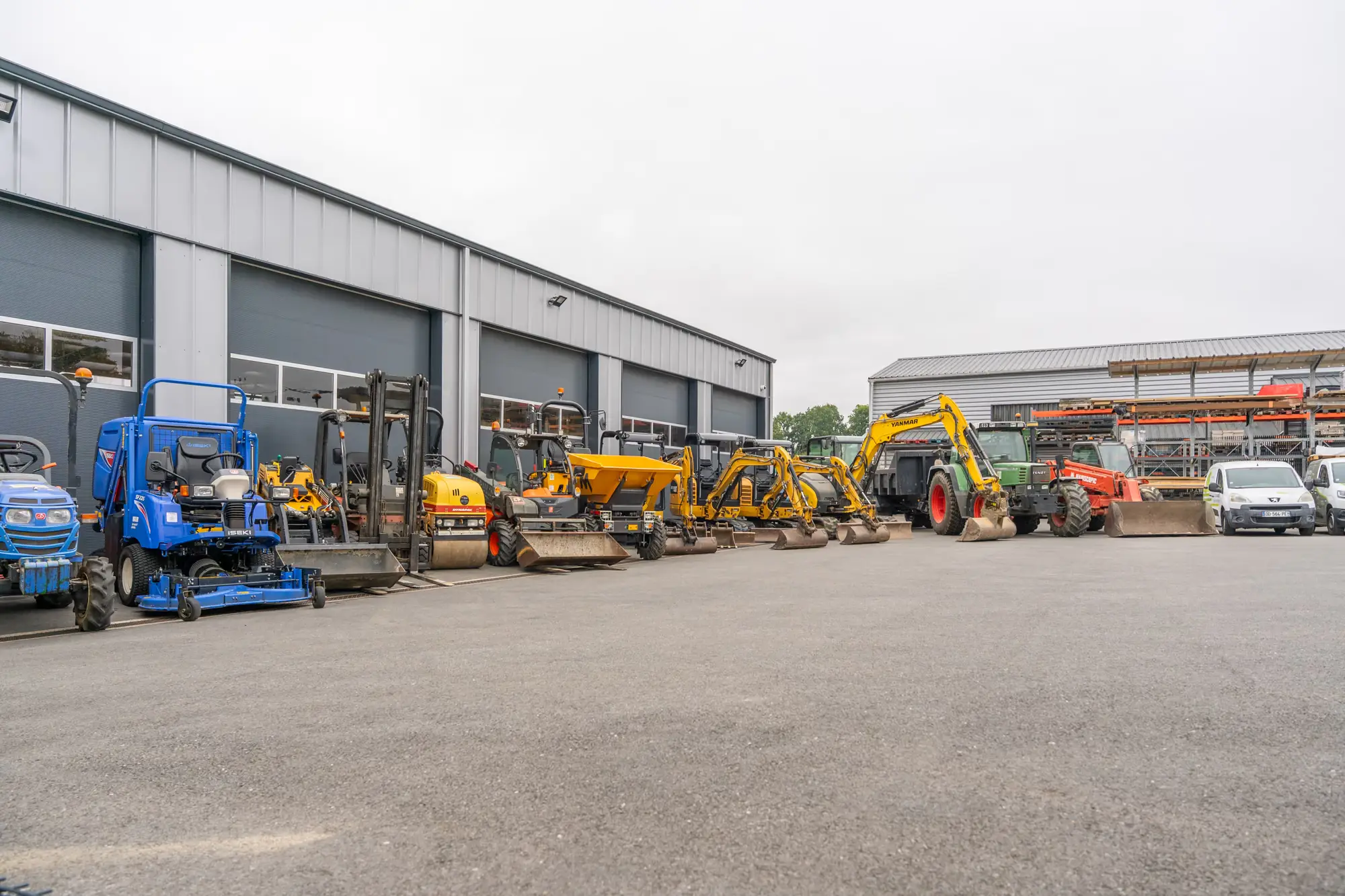 Parc matériel et hangar d’une entreprise de travaux à Loudéac