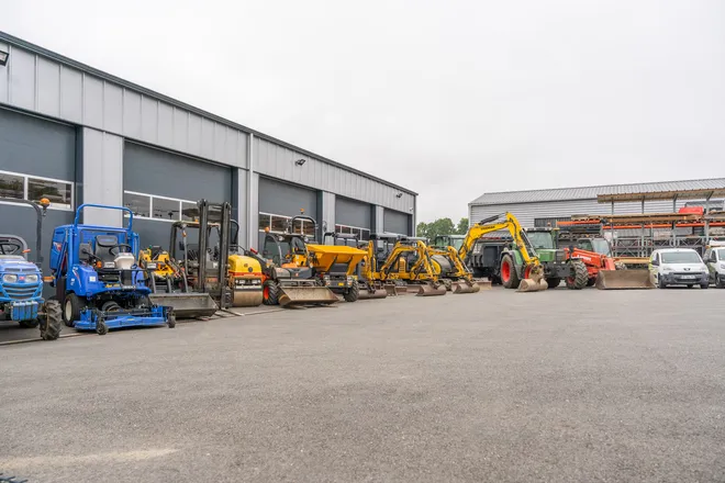 Parc matériel et hangar d’une entreprise de travaux à Loudéac