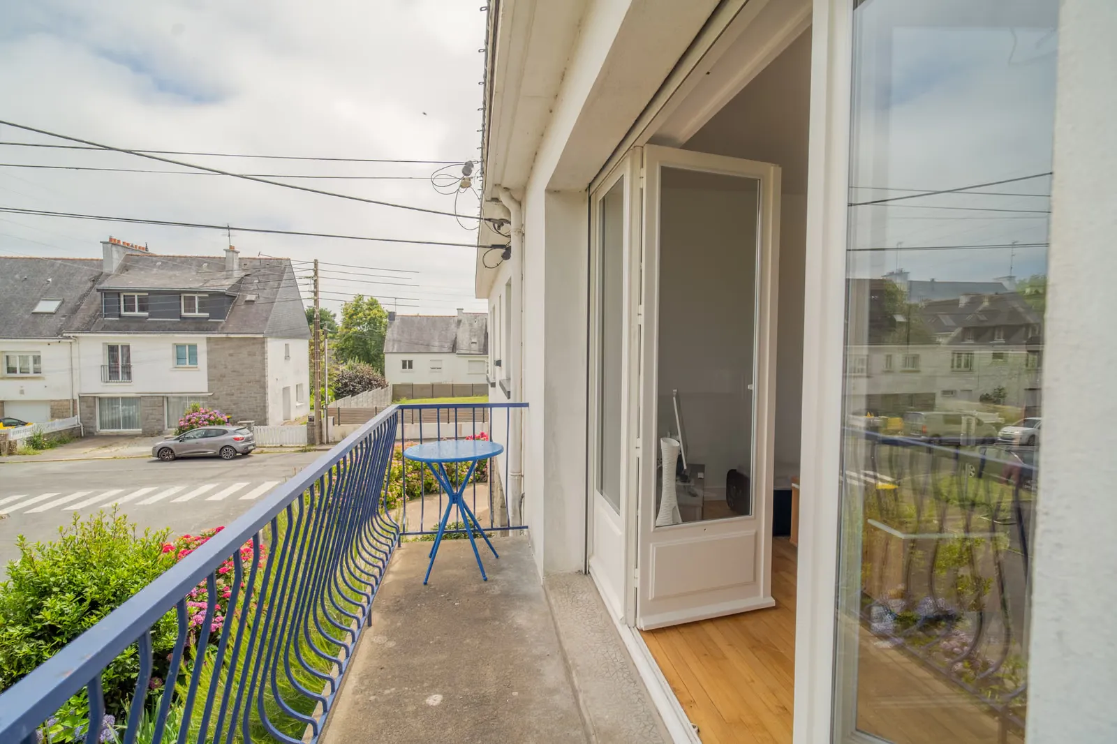 Balcon fleuri d’une location saisonnière à Vannes avec salon de jardin