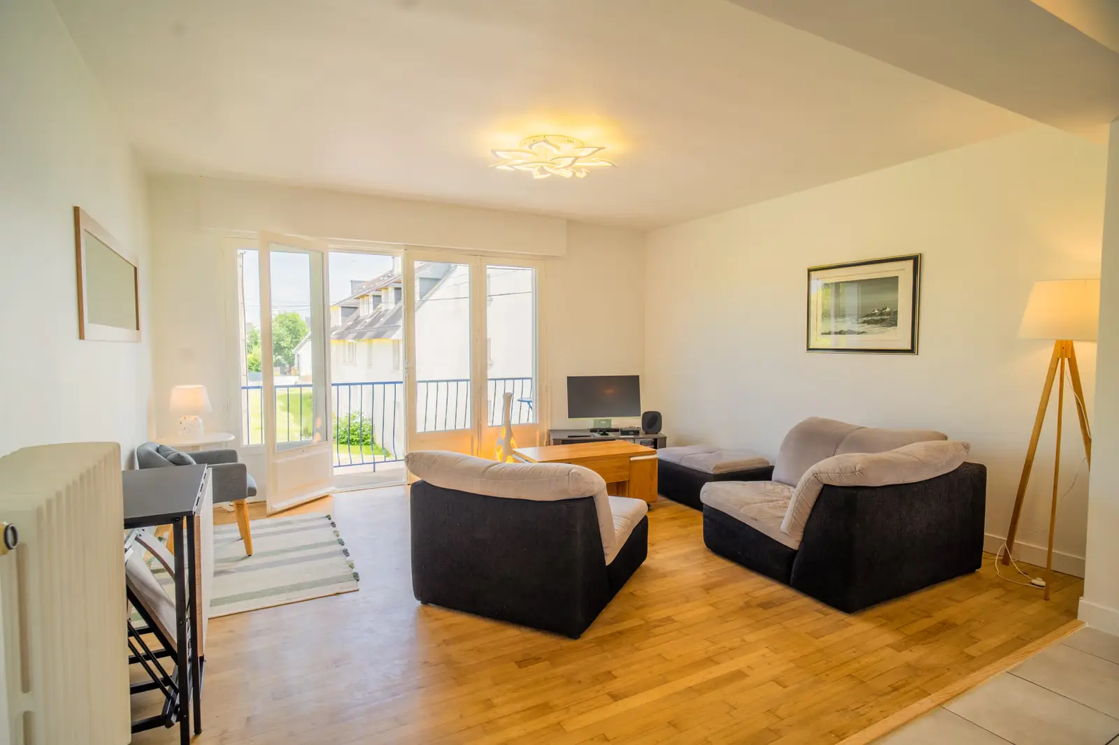 Salon spacieux et lumineux d’une location Airbnb dans le Morbihan