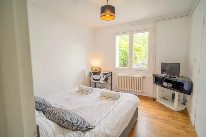 Chambre lumineuse d’une location saisonnière, Morbihan