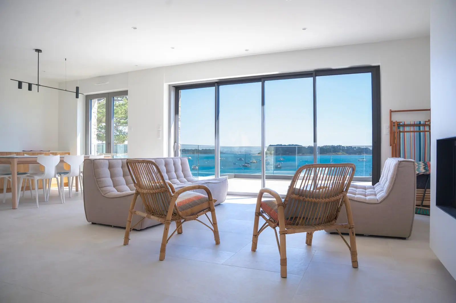 Salon lumineux d’une maison avec vue sur l’eau, photographie immobilière dans le Morbihan