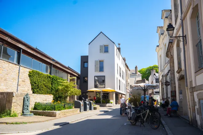 Bâtiment contemporain en cœur de ville, photo d’architecture dans le Morbihan