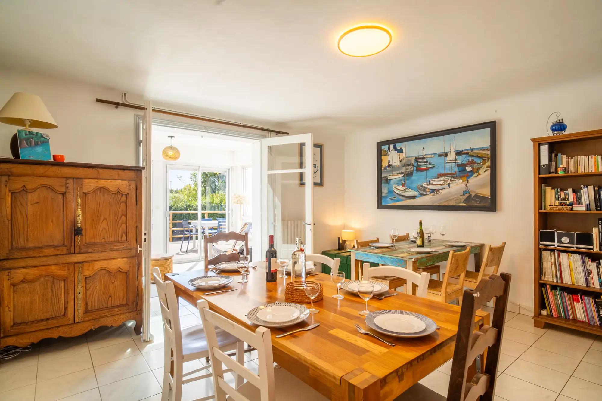 Séjour avec table dressée ouvrant sur la terrasse, location de vacances dans le Morbihan