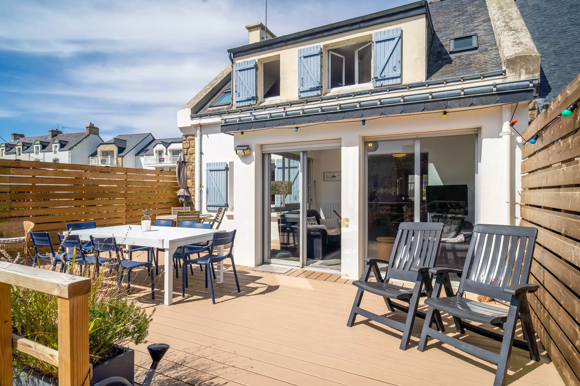 Terrasse en bois et façade d'une maison de vacances en location saisonnière sur la presqu'île, Morbihan