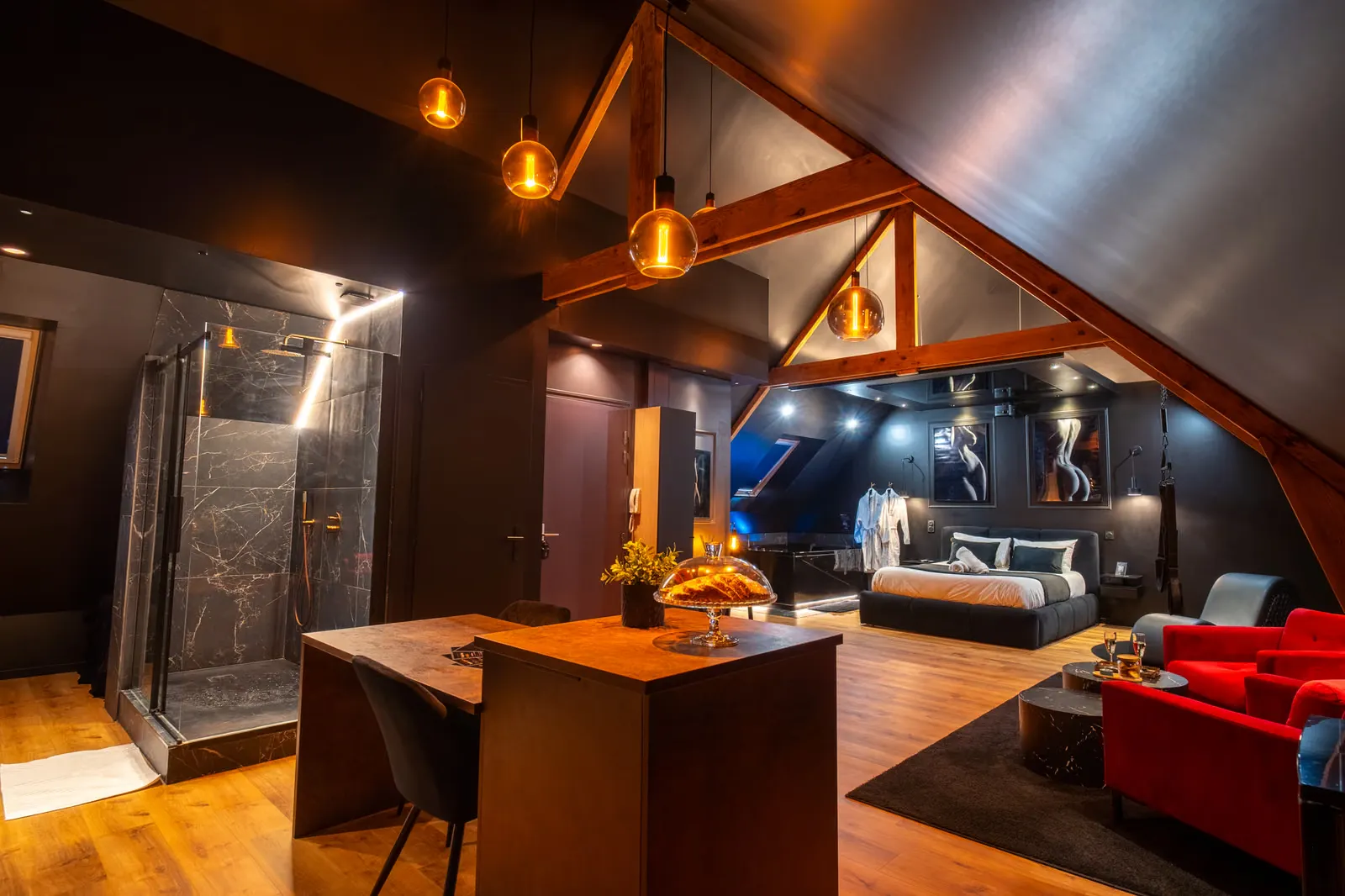 Loveroom sous combles à Lorient, reportage photo pour une location insolite dans le Morbihan