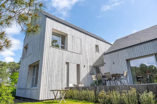 Façade en bois clair d’une maison d’architecte, Morbihan