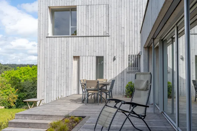 Terrasse en bois d’une maison contemporaine, Morbihan