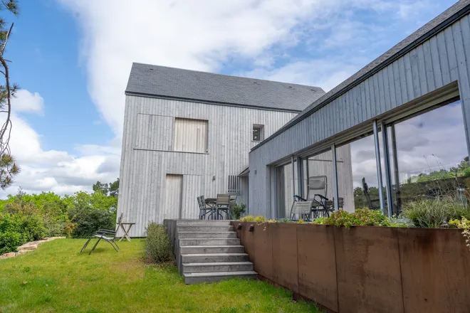 Maison à ossature bois avec terrasse et bardage corten, Morbihan