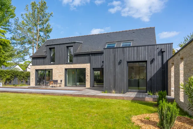 Maison contemporaine bois et pierre dans le Morbihan