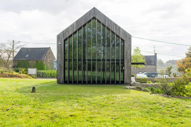 Extension bois contemporaine d’une longère en pierre, Morbihan