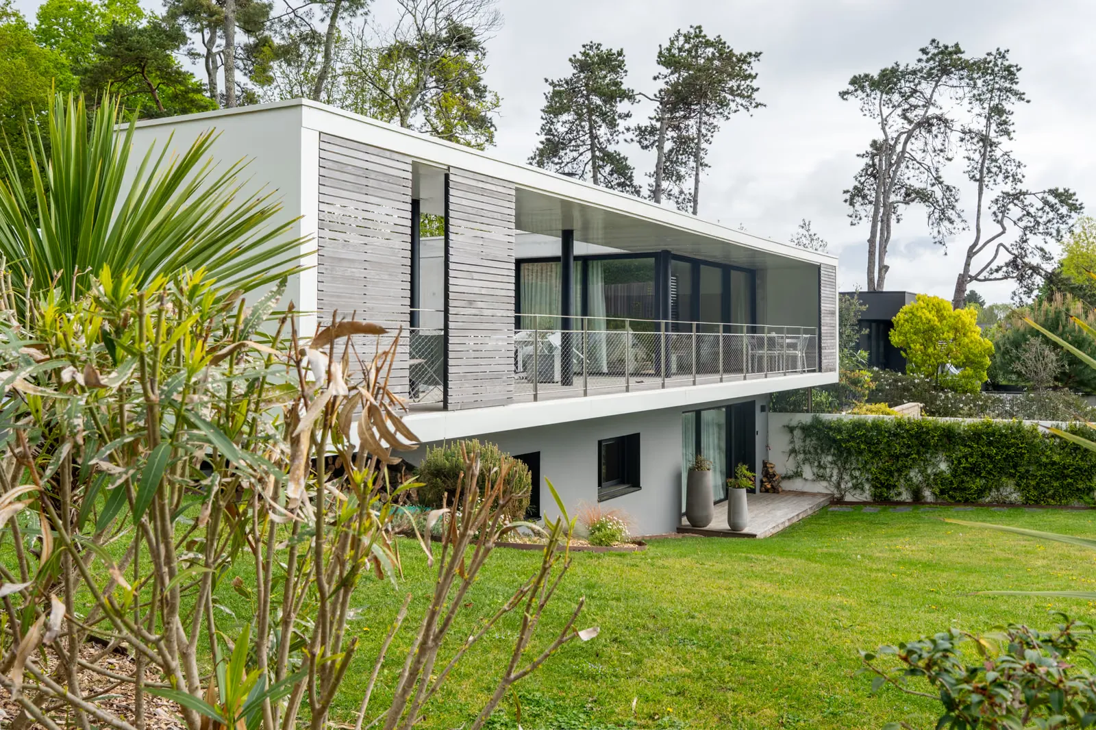 Villa d'architecte contemporaine tout en longueur, vue jardin, Morbihan