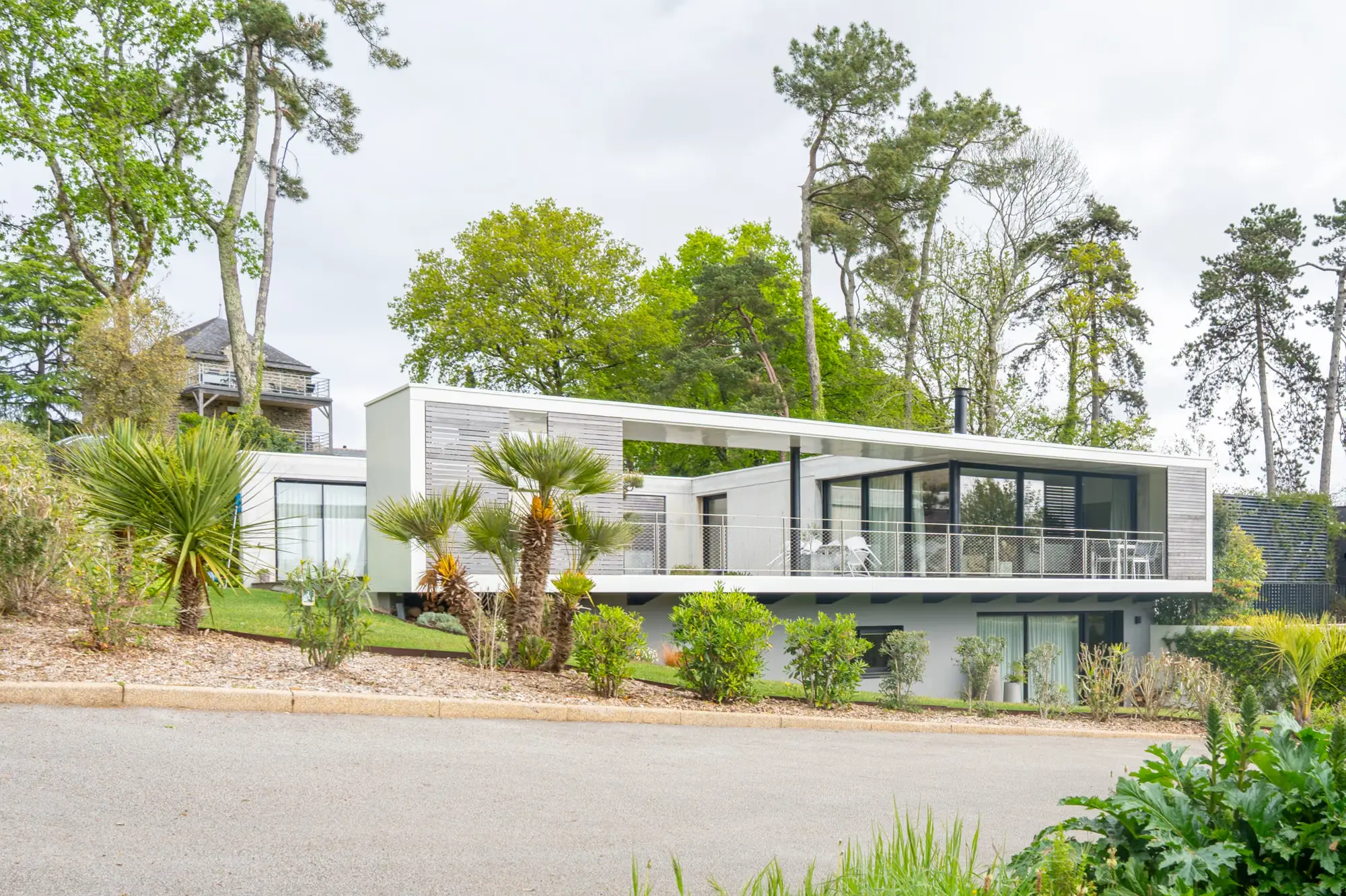 Villa contemporaine photographiée sur la presqu’île de Quiberon, Morbihan