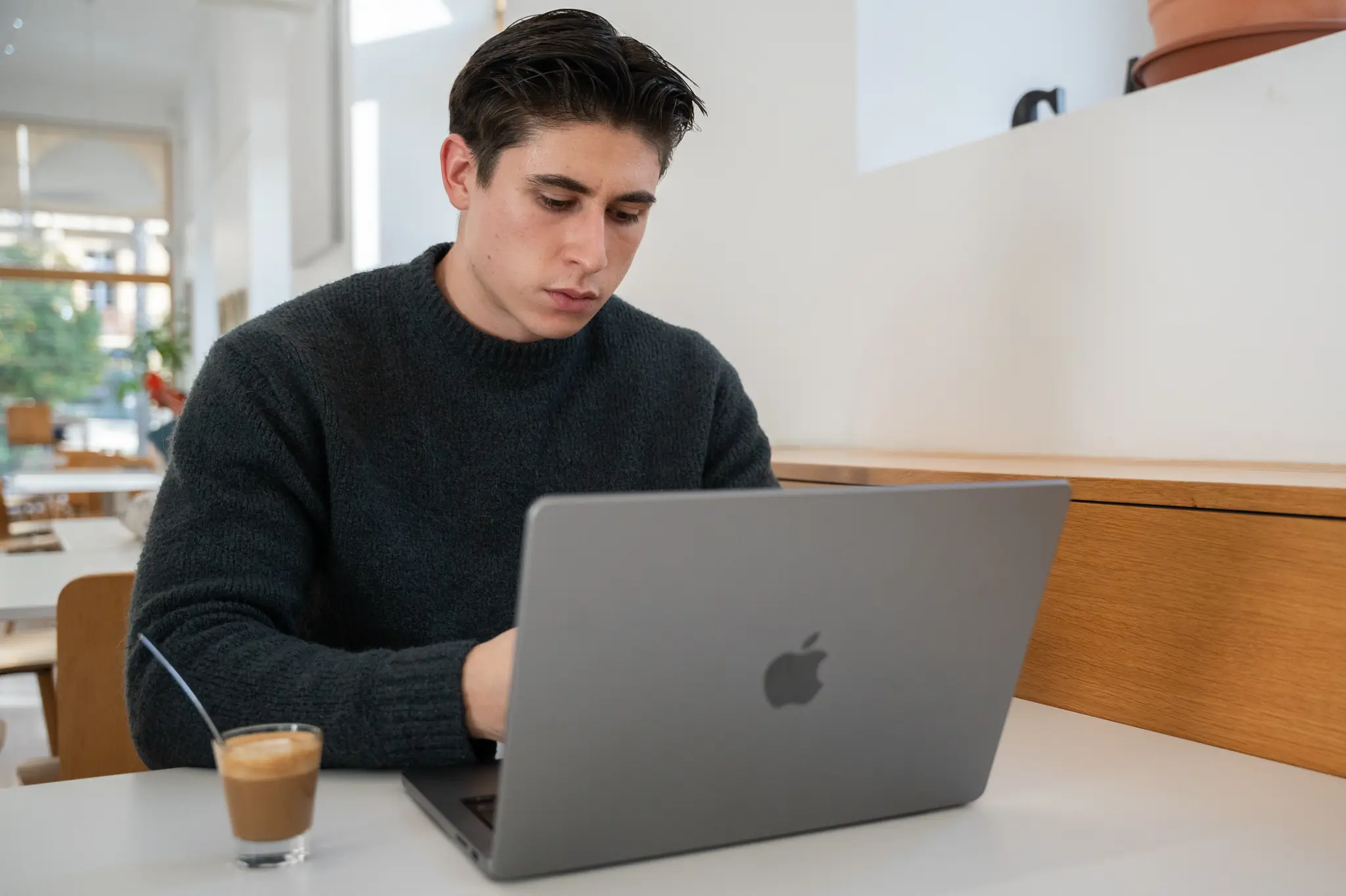 Collaborateur au travail sur son poste, ordinateur portable ouvert