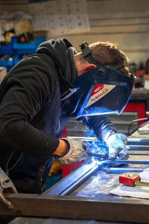 Soudeur au travail, gerbe d’étincelles dans le Morbihan
